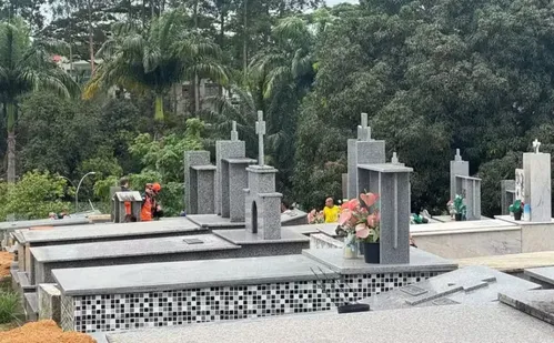
          Imagem ilustrativa da imagem Homem morre ao cair em túmulo do pai em cemitério de Linhares
          