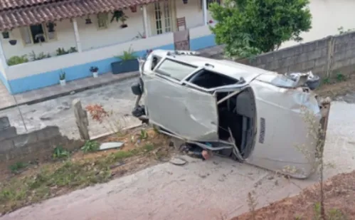 
          Imagem ilustrativa da imagem Idoso morre após motorista ultrapassar caminhão e perder o controle do carro no ES
          