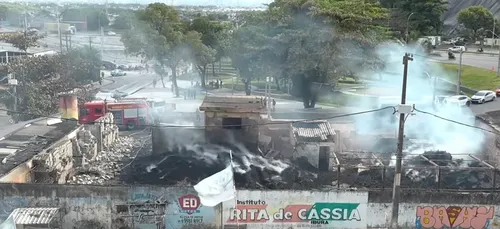 
          Imagem ilustrativa da imagem Incêndio destrói fábrica de pallets no Ibura
          