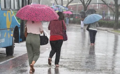 
          Imagem ilustrativa da imagem Inmet alerta para tempestade, ventos fortes e granizo em 56 cidades do ES
          