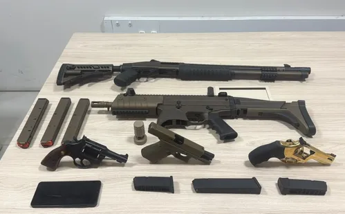 
          Imagem ilustrativa da imagem Lojas de armas desviavam munições importadas para o crime organizado
          