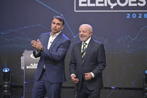 
          Imagem ilustrativa da imagem Flávio Bolsonaro marca 45%, e Lula tem 44% no 2º turno, aponta Quaest
          