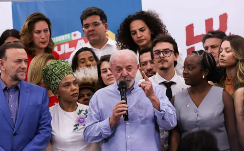 
          Imagem ilustrativa da imagem Lula critica 'tesouraço' de Flávio e diz que ele fará cortes em programas sociais
          