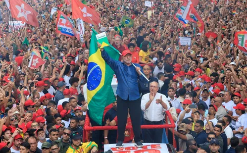 
          Imagem ilustrativa da imagem Lula promete mudar governo, ataca Flávio e exalta virada histórica
          