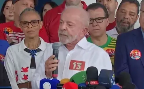 
          Imagem ilustrativa da imagem Lula vota e faz discurso elogiando manifestações do povo brasileiro
          
