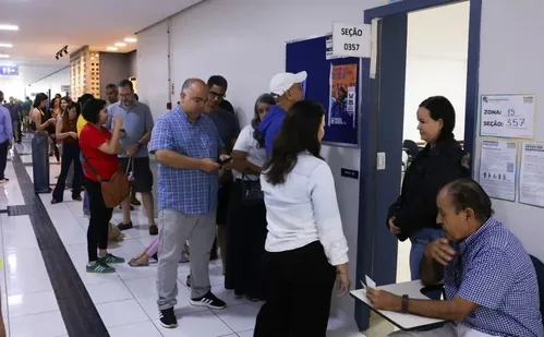 
          Imagem ilustrativa da imagem Mais de 4 mil seções tiveram locais de votação alterados; veja como consultar
          