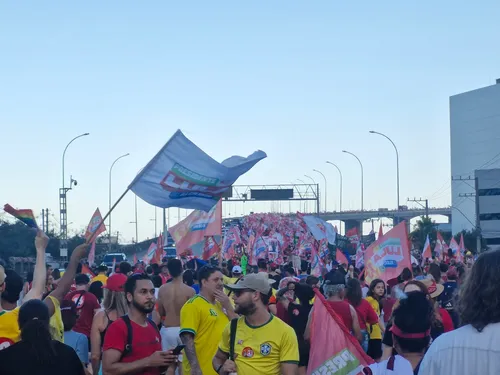 
          Imagem ilustrativa da imagem Manifestantes lotam a Terceira Ponte em ato pró-Lula; Veja imagens
          