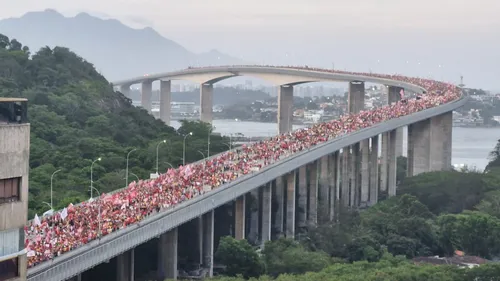 
          Imagem ilustrativa da imagem Manifestantes lotam a Terceira Ponte em ato pró-Lula; Veja imagens
          