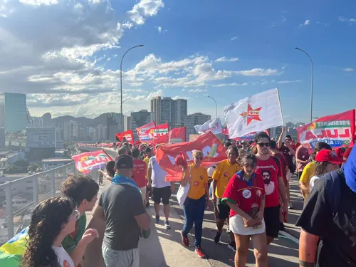 
          Imagem ilustrativa da imagem Manifestantes lotam a Terceira Ponte em ato pró-Lula; Veja imagens
          