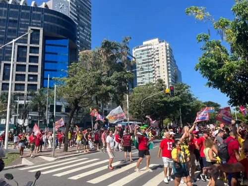 
          Imagem ilustrativa da imagem Manifestantes lotam a Terceira Ponte em ato pró-Lula; Veja imagens
          