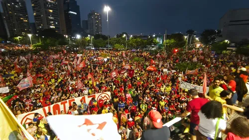 
          Imagem ilustrativa da imagem Manifestantes pró-Lula fazem ato na Praça do Papa
          