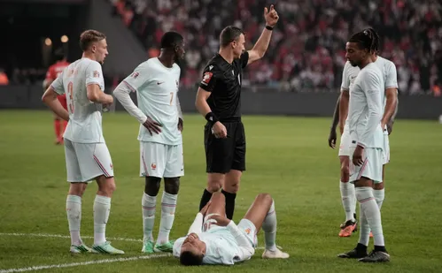 
          Imagem ilustrativa da imagem Mbappé marca, se machuca e França derrota Turquia
          
