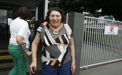 
          Imagem ilustrativa da imagem Mesmo sem obrigação, idosos do ES comparecem às urnas neste domingo
          