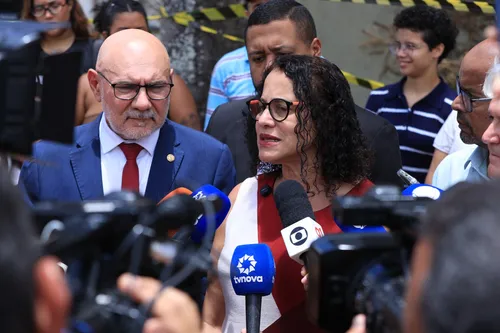 
          Imagem ilustrativa da imagem Ministra anuncia R$ 40 milhões para prédio da UFPE incendiado
          
