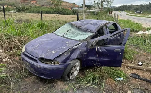 
          Imagem ilustrativa da imagem Motorista sem CNH capota carro e passageiro fica em estado grave em Cachoeiro
          