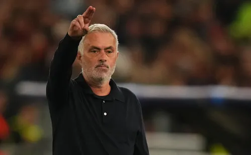 
          Imagem ilustrativa da imagem Mourinho defende Vini Jr. 'No lugar dele, eu teria forçado uma transferência"
          