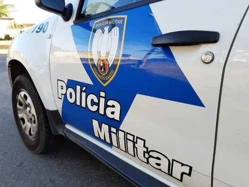 
          Imagem ilustrativa da imagem Mulher é presa por desacato e injúria racial contra aluno da PM
          