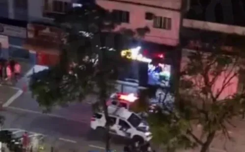 
          Imagem ilustrativa da imagem Mulher fica ferida após briga causar ataque a tiros em distribuidora em Cariacica
          