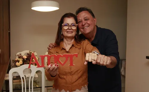 
          Imagem ilustrativa da imagem Namorados na adolescência, casal do ES se reencontra após 52 anos e se casa
          