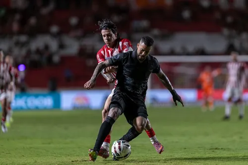 
          Imagem ilustrativa da imagem Náutico abre vantagem, mas cede empate ao Operário nos Aflitos
          
