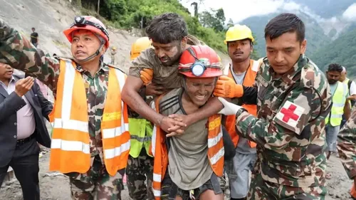 
          Imagem ilustrativa da imagem Nove dias após desastre, duas pessoas são resgatadas com vida no Nepal
          