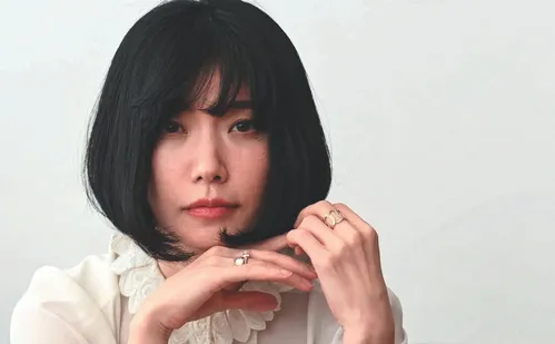 
          Imagem ilustrativa da imagem Olhar de adolescente em romance japonês
          