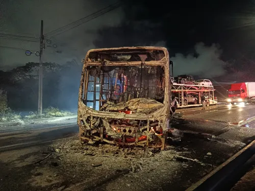 
          Imagem ilustrativa da imagem Ônibus é incendiado durante protesto na BR-101 Sul, no Recife
          