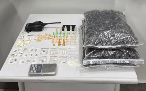 
          Imagem ilustrativa da imagem PM apreende drogas e equipamentos no bairro Cabral em Vitória
          