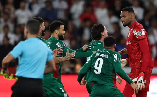 
          Imagem ilustrativa da imagem Palmeiras se acovarda, é derrotado pela LDU e avança nos pênaltis na Libertadores
          