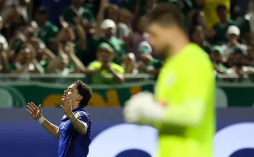 
          Imagem ilustrativa da imagem Palmeiras supera pênalti perdido, vence Red Bull Bragantino e assume liderança
          
