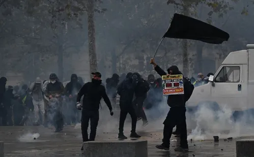 
          Imagem ilustrativa da imagem Paris registra incêndios, saques e mais de 200 detidos em protestos
          