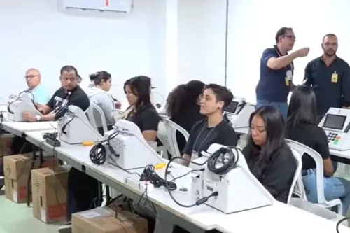
          Imagem ilustrativa da imagem Pernambuco prepara 22 mil urnas para o primeiro turno das eleições
          