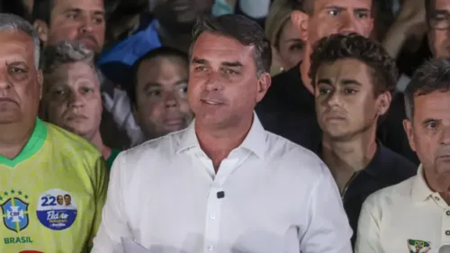 
          Imagem ilustrativa da imagem Polícia Federal cancela passaportes de Flávio Bolsonaro
          