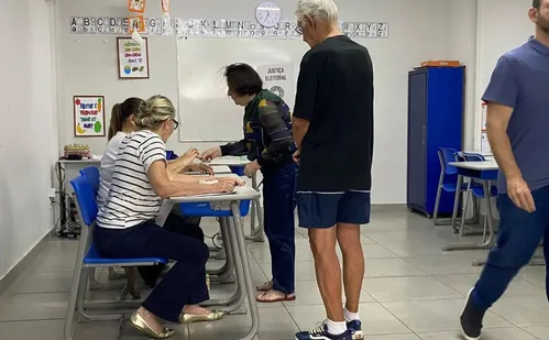 
          Imagem ilustrativa da imagem Portões abertos: eleitores têm até 17h para votar
          