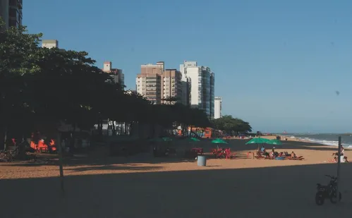 
          Imagem ilustrativa da imagem Prefeitura diz que cumprirá determinação sobre sombra nas praias de Vila Velha
          
