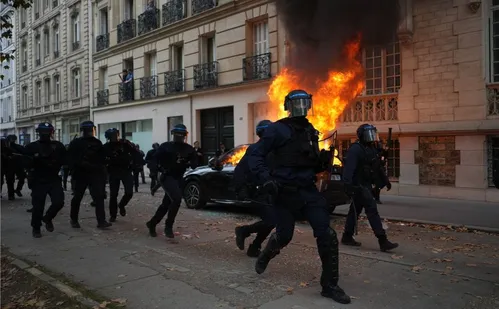 
          Imagem ilustrativa da imagem Protestos fecham Louvre e França adota toques de recolher
          