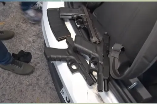 
          Imagem ilustrativa da imagem Quadrilha que roubava carros de luxo no Recife é presa com fuzil e pistolas
          