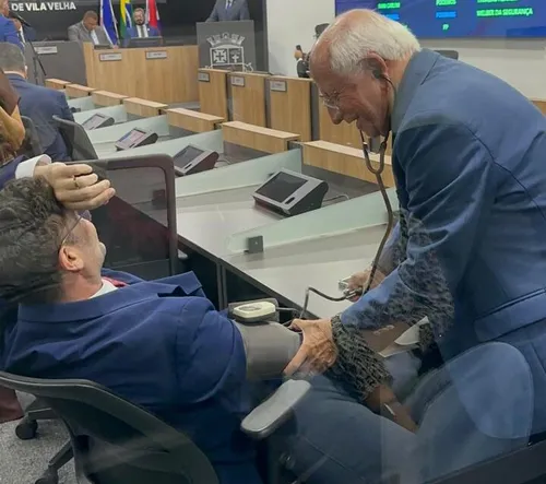 
          Imagem ilustrativa da imagem Qual será o custo do apoio de Flávio Bolsonaro a Pazolini?
          