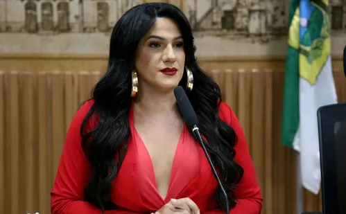 
          Imagem ilustrativa da imagem Quem é Thabatta Pimenta, primeira deputada federal trans do Nordeste
          