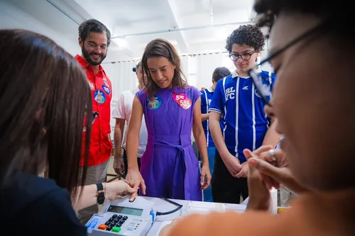 
          Imagem ilustrativa da imagem Raquel Lyra vota em Caruaru e fala sobre o povo decidir
          