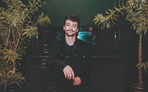 
          Imagem ilustrativa da imagem Retrato fiel e emotivo de Gabriel Bebici em novo disco
          