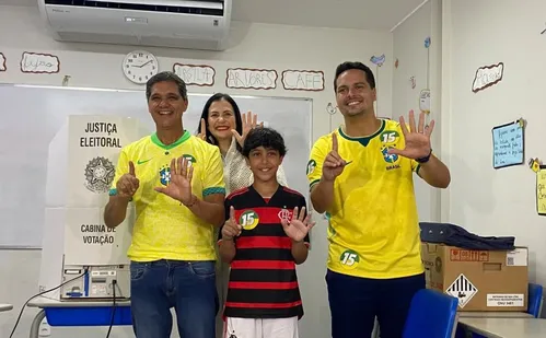 
          Imagem ilustrativa da imagem Ricardo Ferraço vota na Escola da Ilha em Vitória neste domingo
          