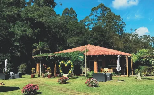 
          Imagem ilustrativa da imagem Rota da Ferradura reúne restaurantes, cafés e natureza em Guarapari
          