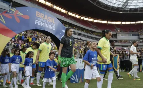 
          Imagem ilustrativa da imagem Seleção feminina pega Argentina em palcos da Copa do Mundo
          
