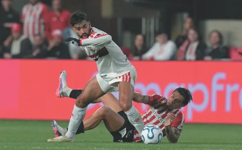
          Imagem ilustrativa da imagem Sem chutar a gol na Argentina, Flamengo sobrevive na Libertadores
          