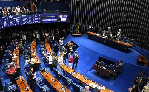 
          Imagem ilustrativa da imagem Senado aprova PEC do fim da escala 6x1 em primeiro turno
          
