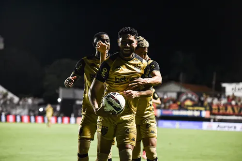 
          Imagem ilustrativa da imagem Sport vence o Athletic, fora de casa, e se reaproxima do G6 da Série B
          