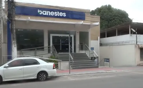 
          Imagem ilustrativa da imagem Suspeita de sacar benefícios do INSS com documentos falsos é presa dentro de banco
          
