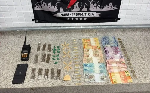 
          Imagem ilustrativa da imagem Suspeito invade casa ao tentar fugir da polícia e acaba preso em Vitória
          