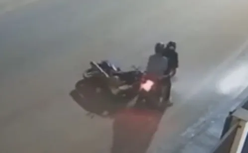 
          Imagem ilustrativa da imagem Suspeitos ficam presos à moto de vítima após crime no Norte do ES
          